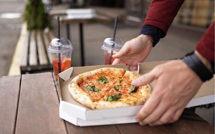 Des pizzas soigneusement préparées et prêtes à emporter